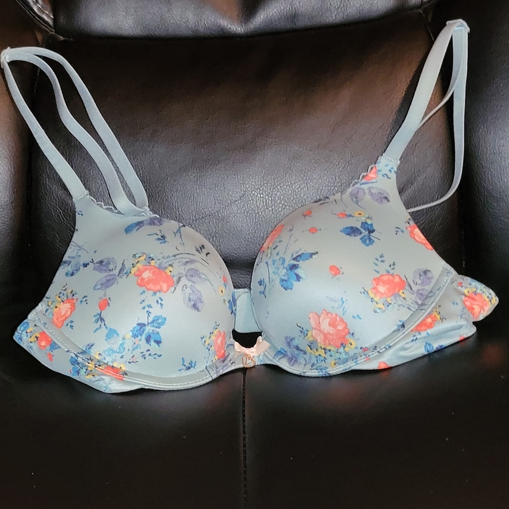 SALE,  GORGEOUS VICTORIA'S SECRET PUSHUP BRA! SIZE 32A!